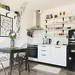 Urban Jungle Apartment - Free Parking